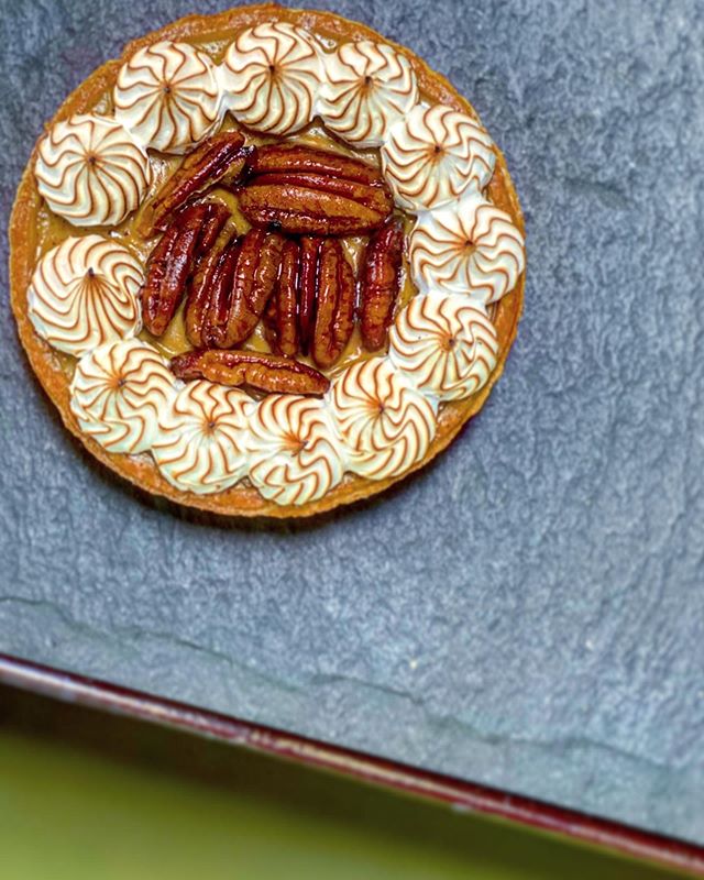 🍁Fairytale Pumpkin Tart with Italian Meringue and Pecans🍁
#foodporn 🍁